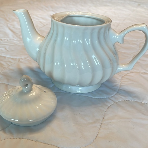 Charming little teapot for one - Picture 2 of 10